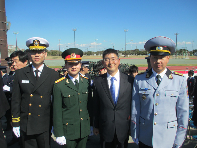研究科同期の各国武官達（右からモンゴル陸軍、ベトナム陸軍、韓国海軍）。